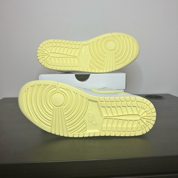 Air Jordan 1 Low 'Lemonade' Platinum Citron White DC0774-007 Womens 10/Men’s 8.5 - Picture 5 of 7